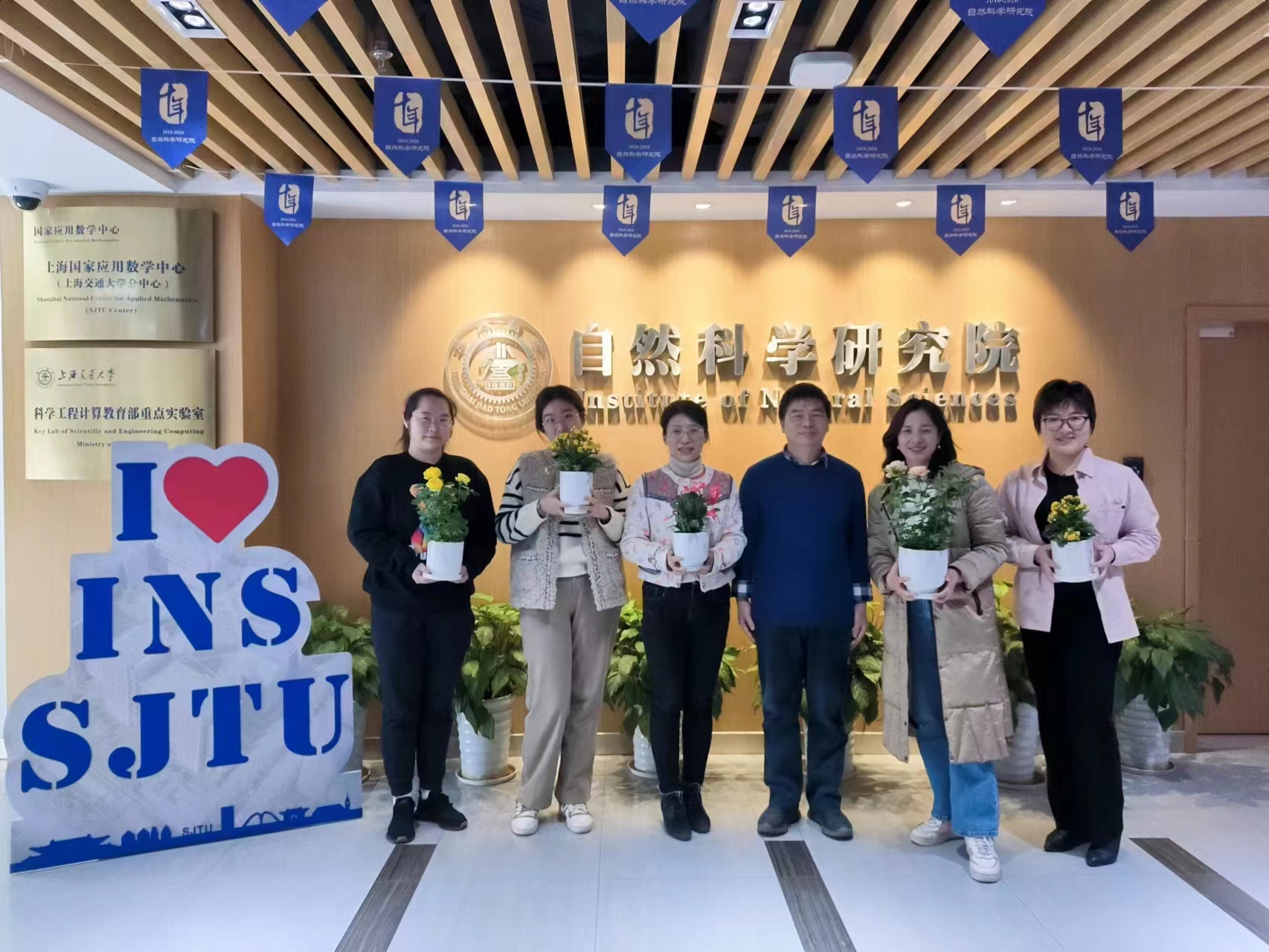 1677832077-2023三八节鲜花养护活动合影.jpg