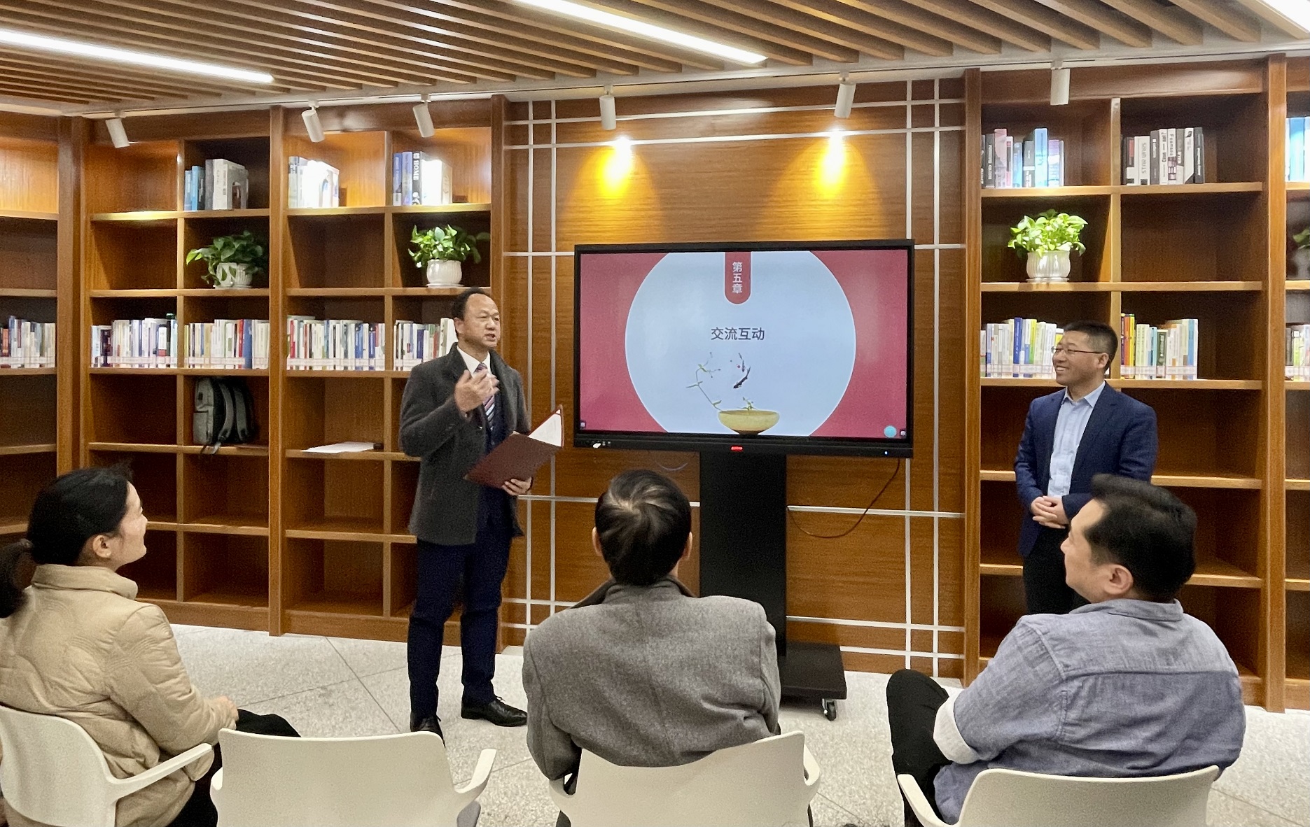 1677885591-索宇环副会长与杨志彪对话1.jpg