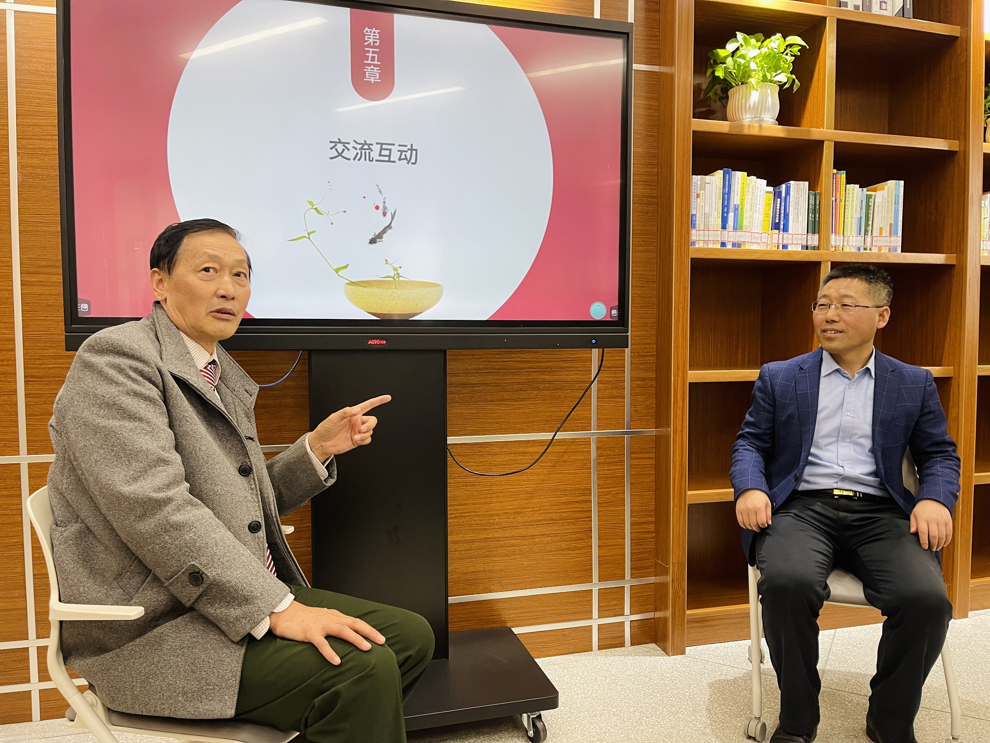 1677885605-凌德祥会长与杨志彪对话2.jpg