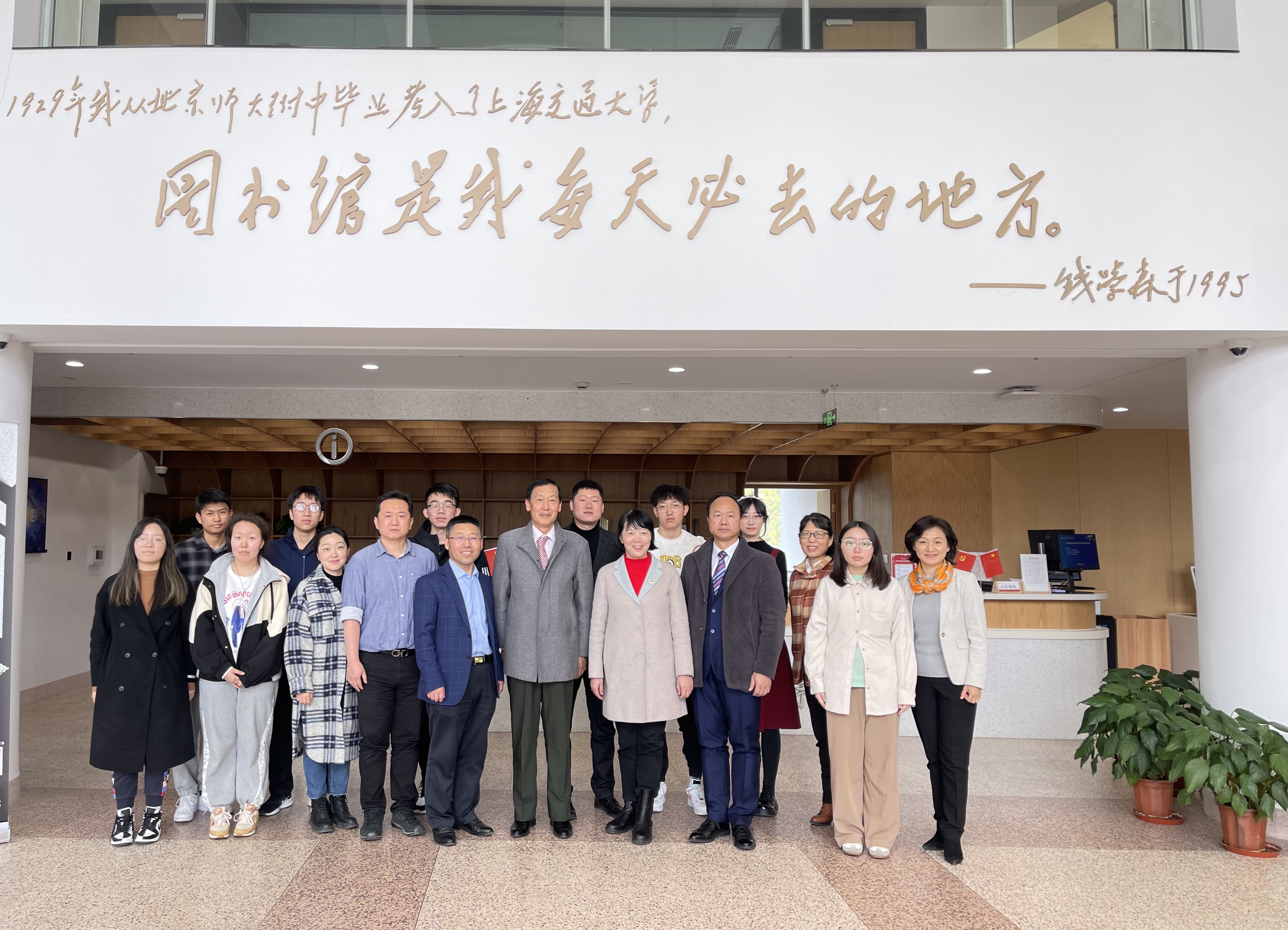 1677885736-合影2.jpg