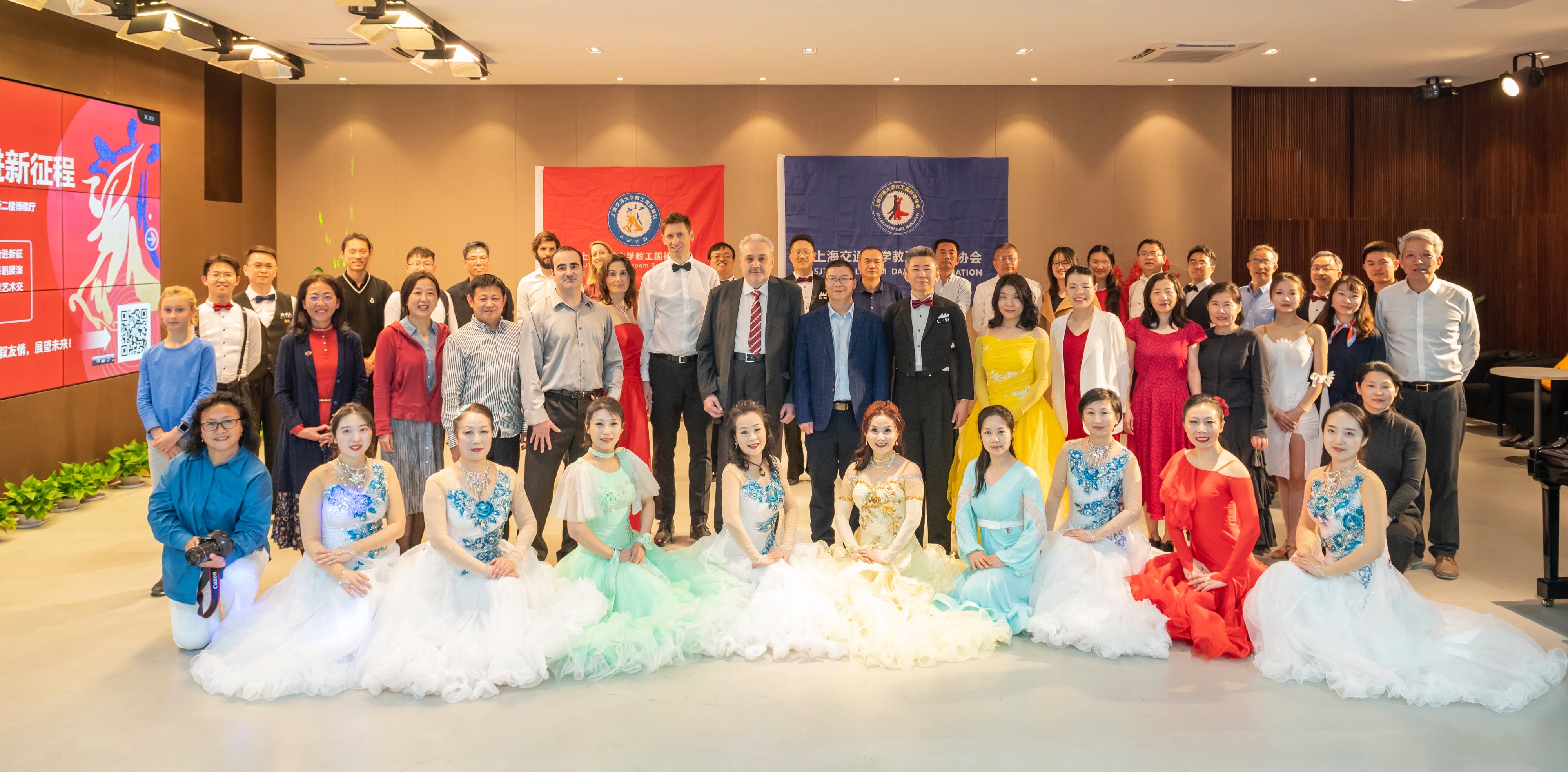 1678671922-集体照小.jpg