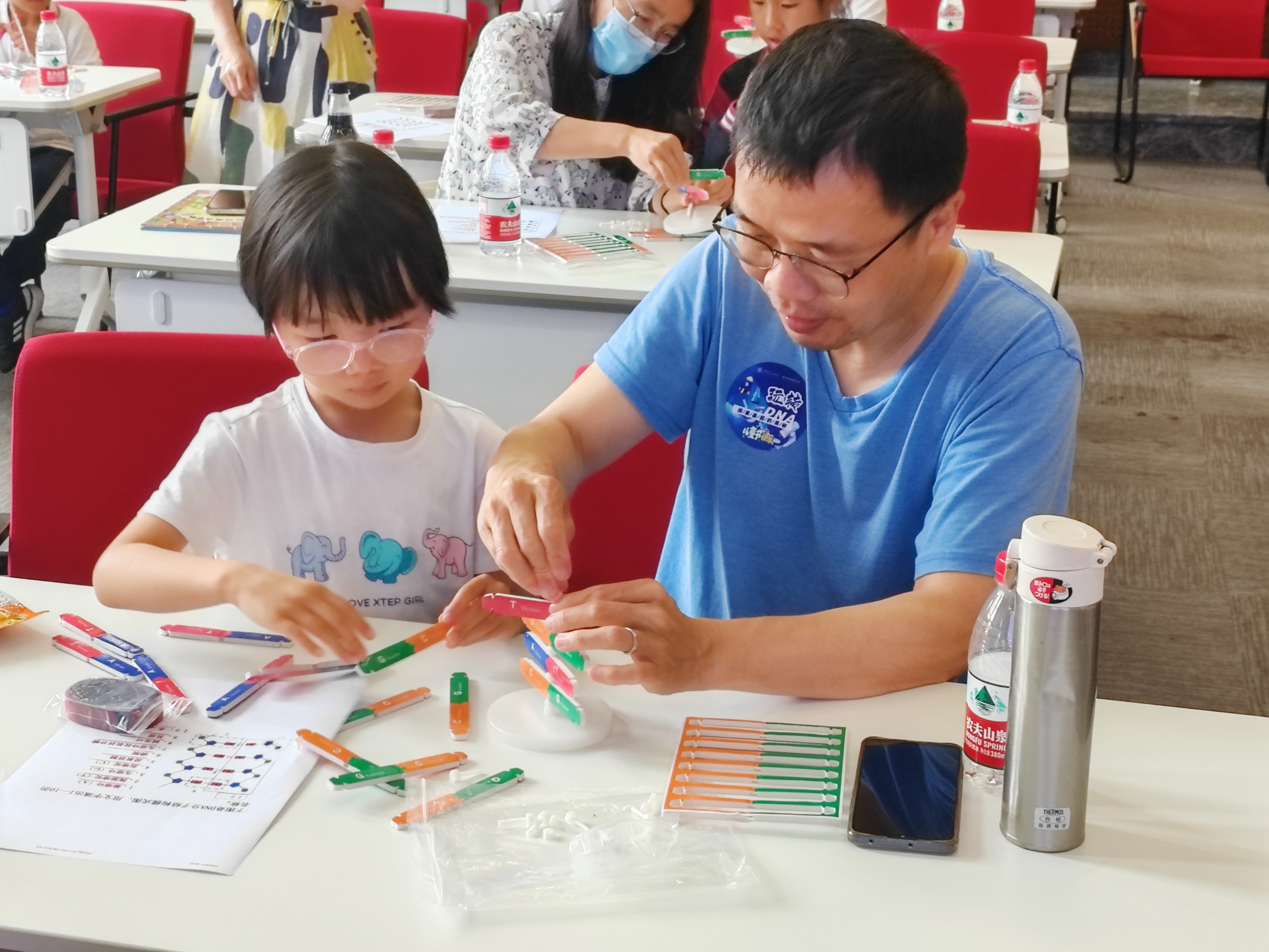 1685612784-2023玩转DNA张镭老师和孩子实验.jpg