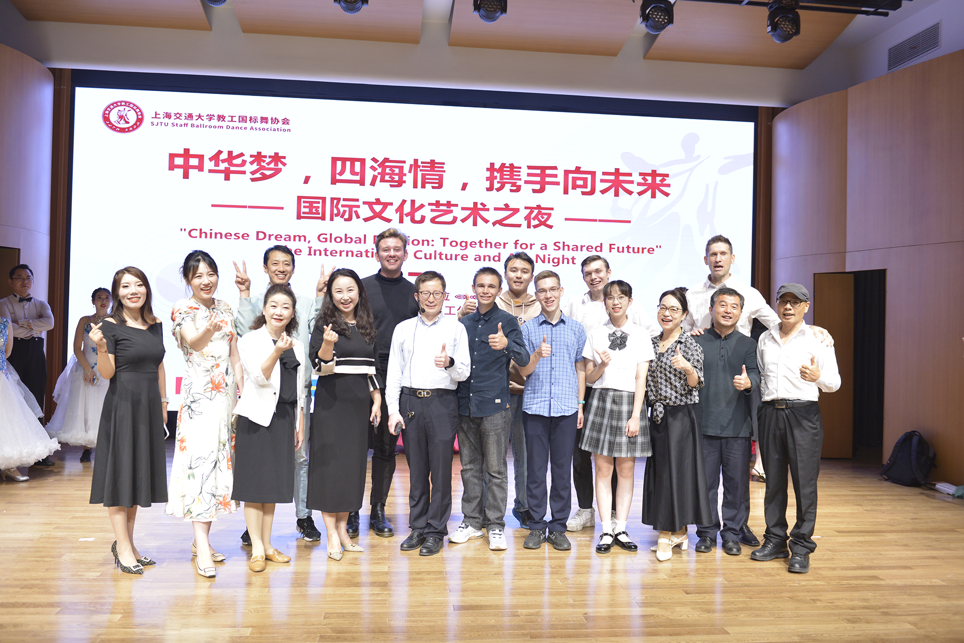1697935494-合唱团花絮.png