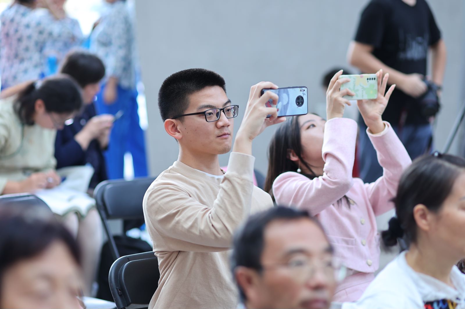 1698719682-观众特写1.jpg