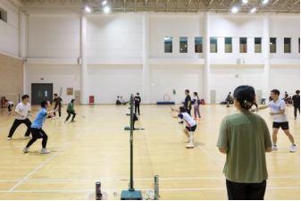 1700791056-化学化工学院举办首届教职工系列趣味运动会之羽毛球比赛交流赛（2）(1)438.png