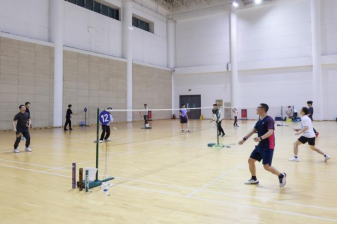 1700791056-化学化工学院举办首届教职工系列趣味运动会之羽毛球比赛交流赛（2）(1)440.png