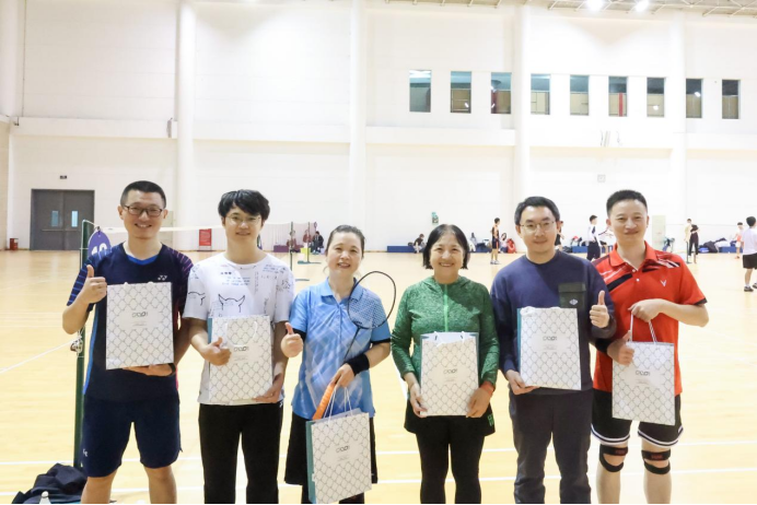 1700791067-化学化工学院举办首届教职工系列趣味运动会之羽毛球比赛交流赛（2）(1)460.png