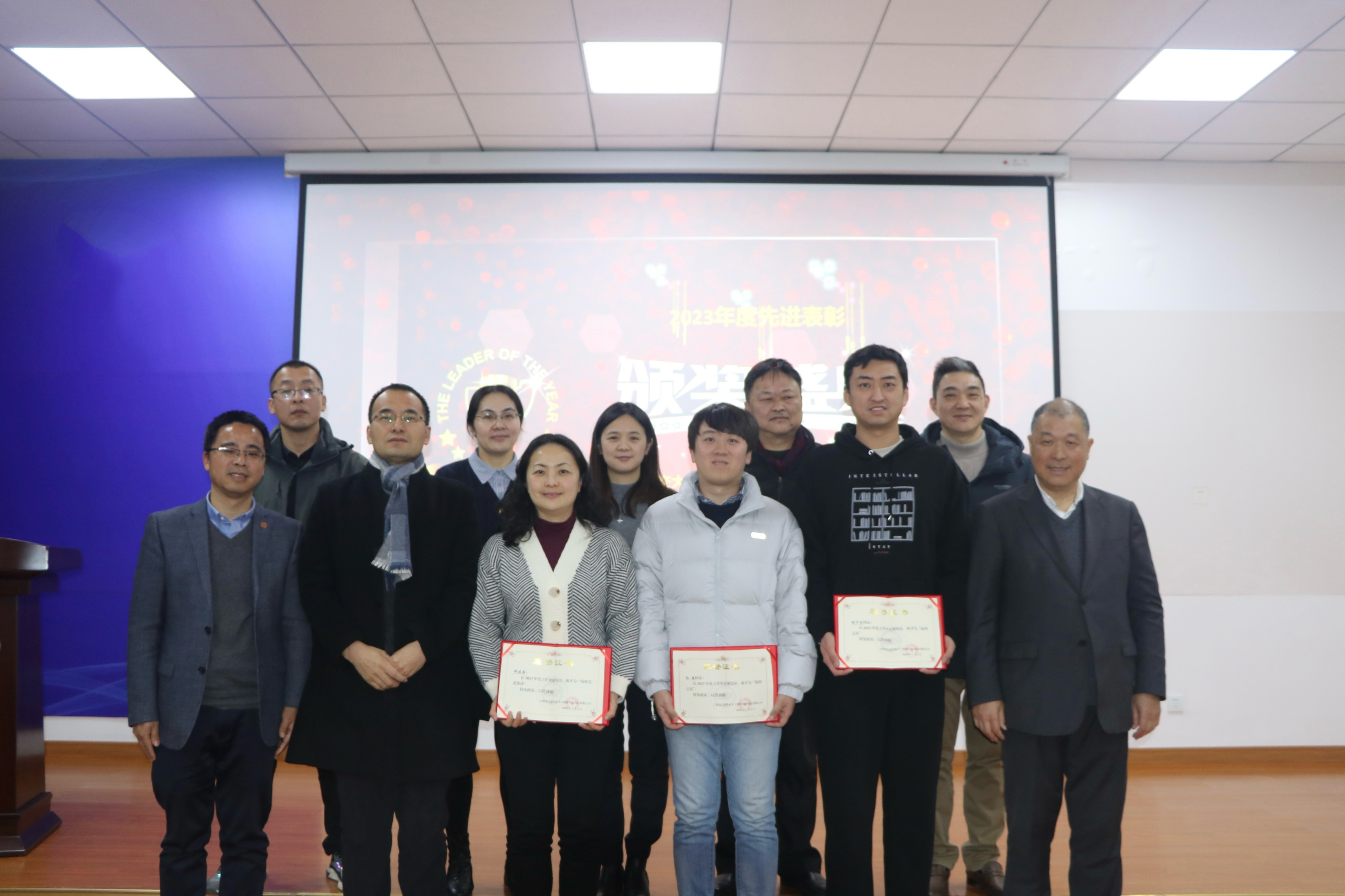 1706884938-获奖代表与主席团合影.jpg