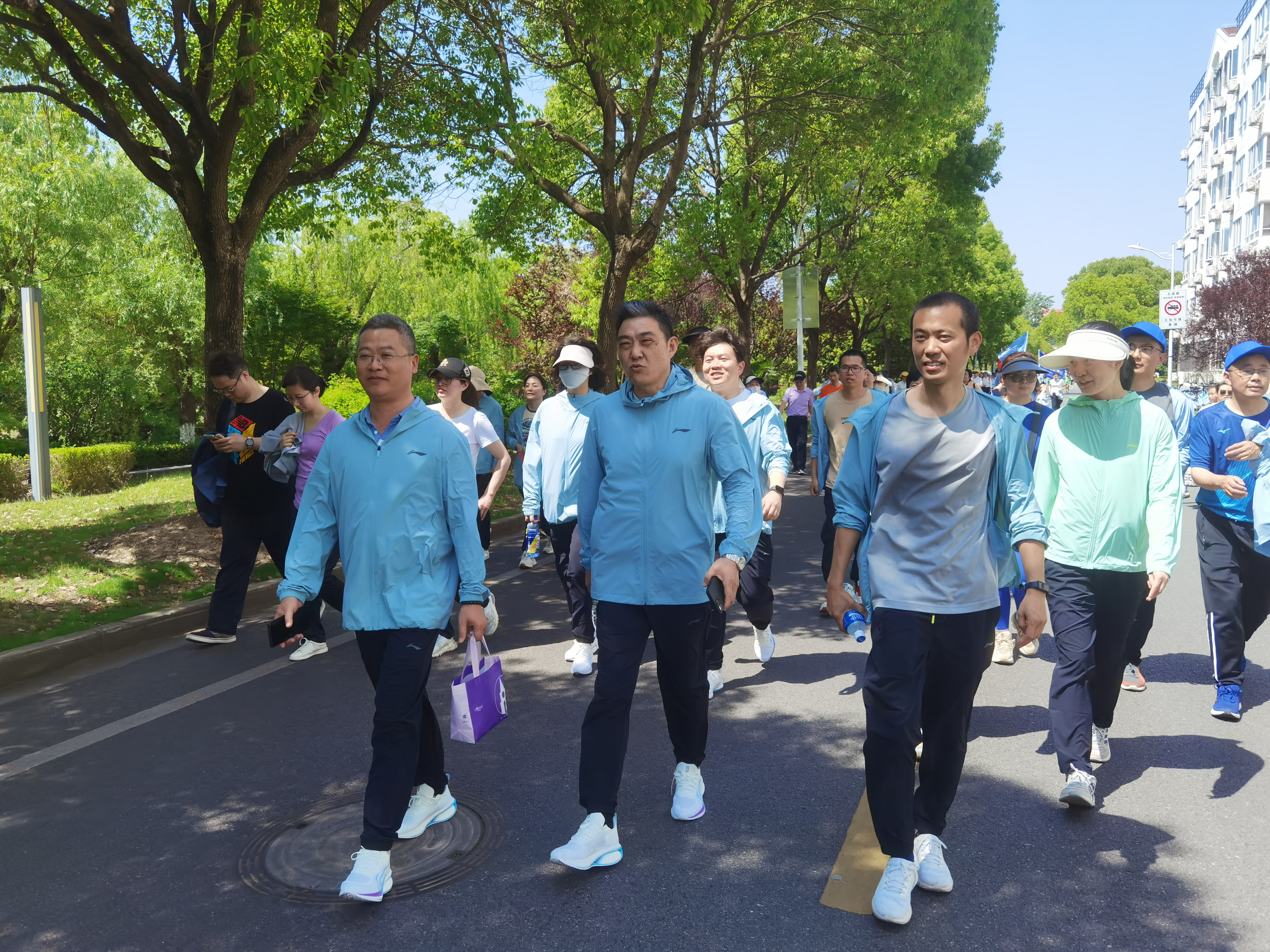 1716181843-健步走照片.jpg