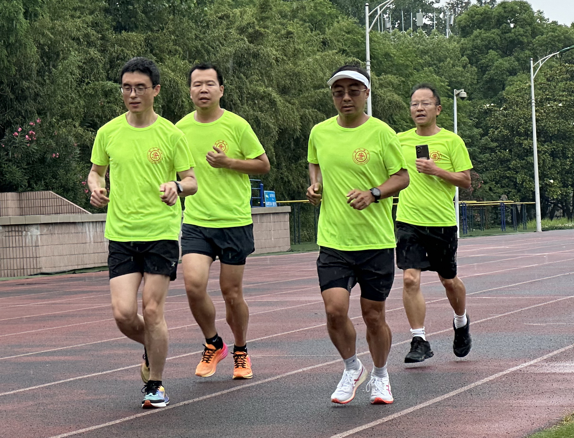1717598555-合影003.jpg