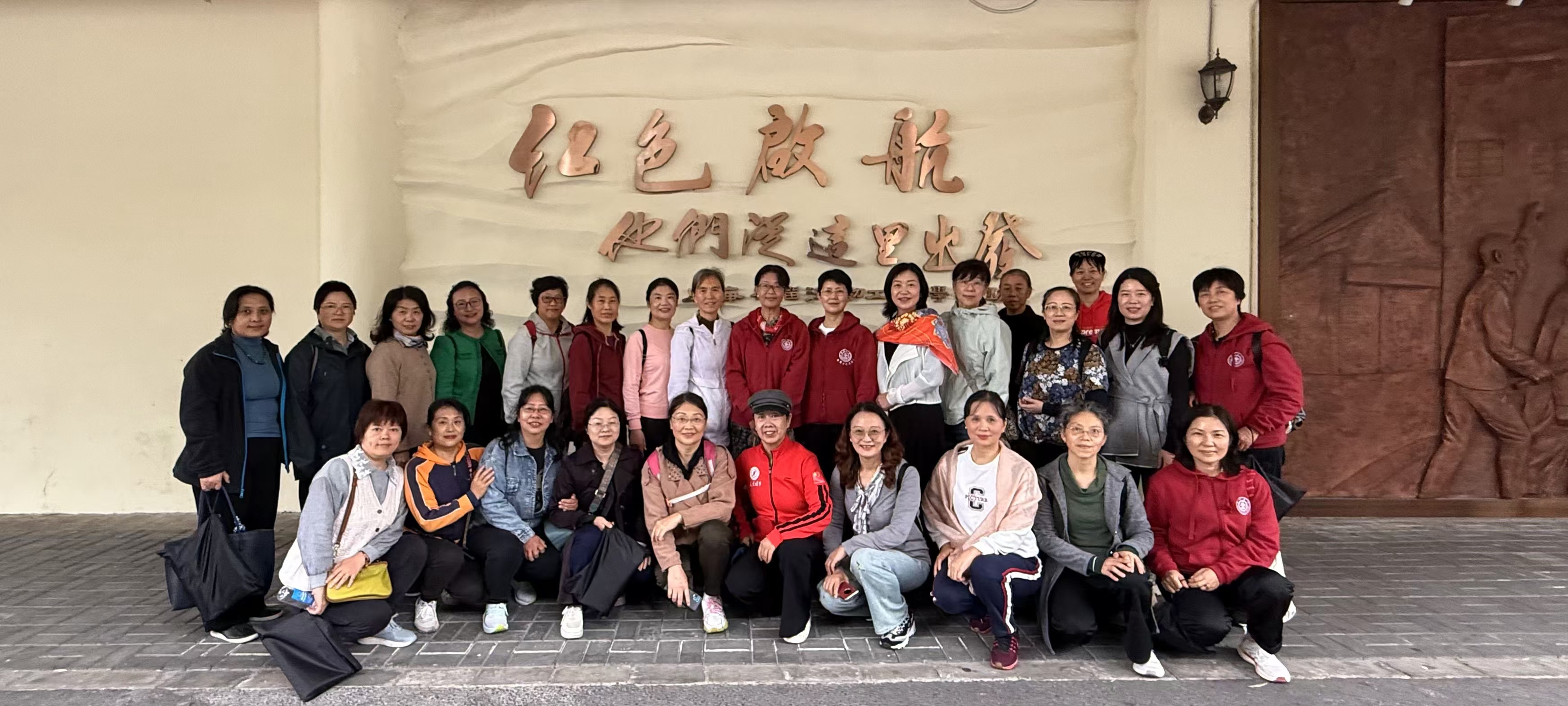 1731912520-大合影.jpg