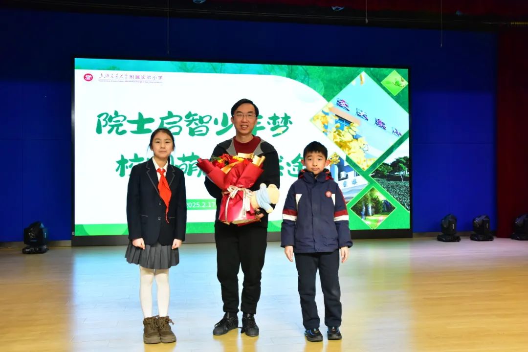 1740540499-3樊春海与学生合影.jpg