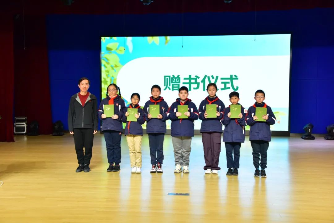 1740540531-4樊春海向学生赠书.jpg
