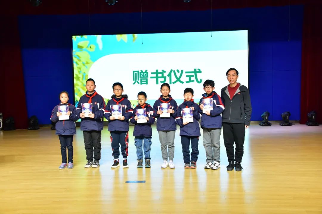 1740540548-5樊春海向学生赠书.jpg
