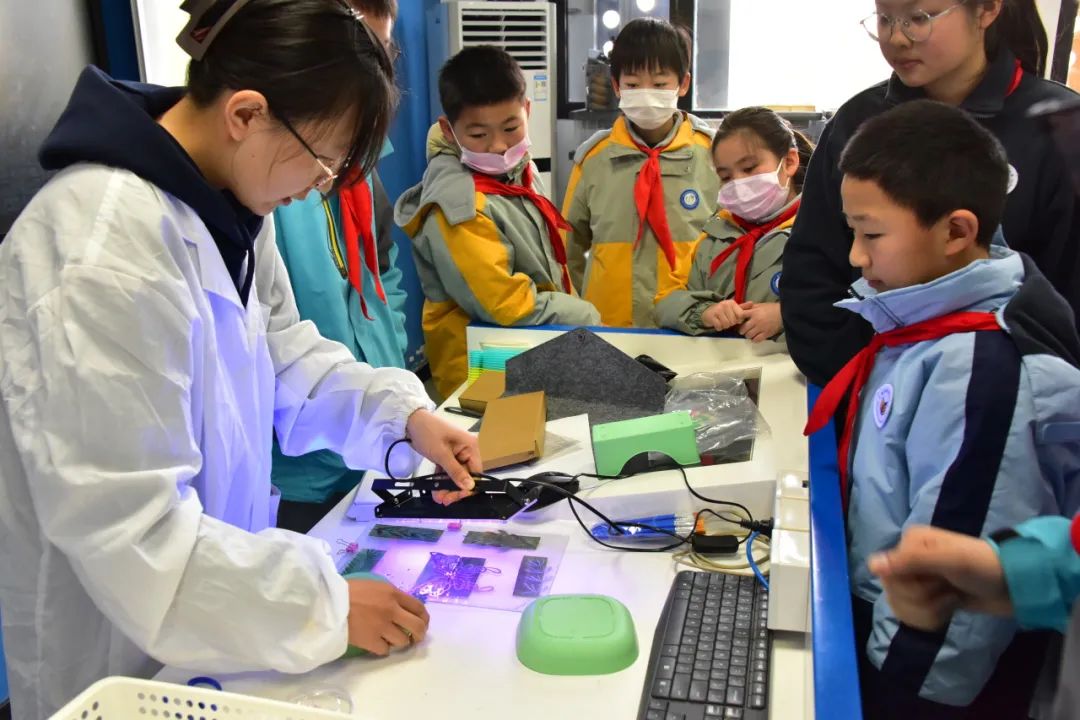 1740540635-9大学生科普合影.jpg