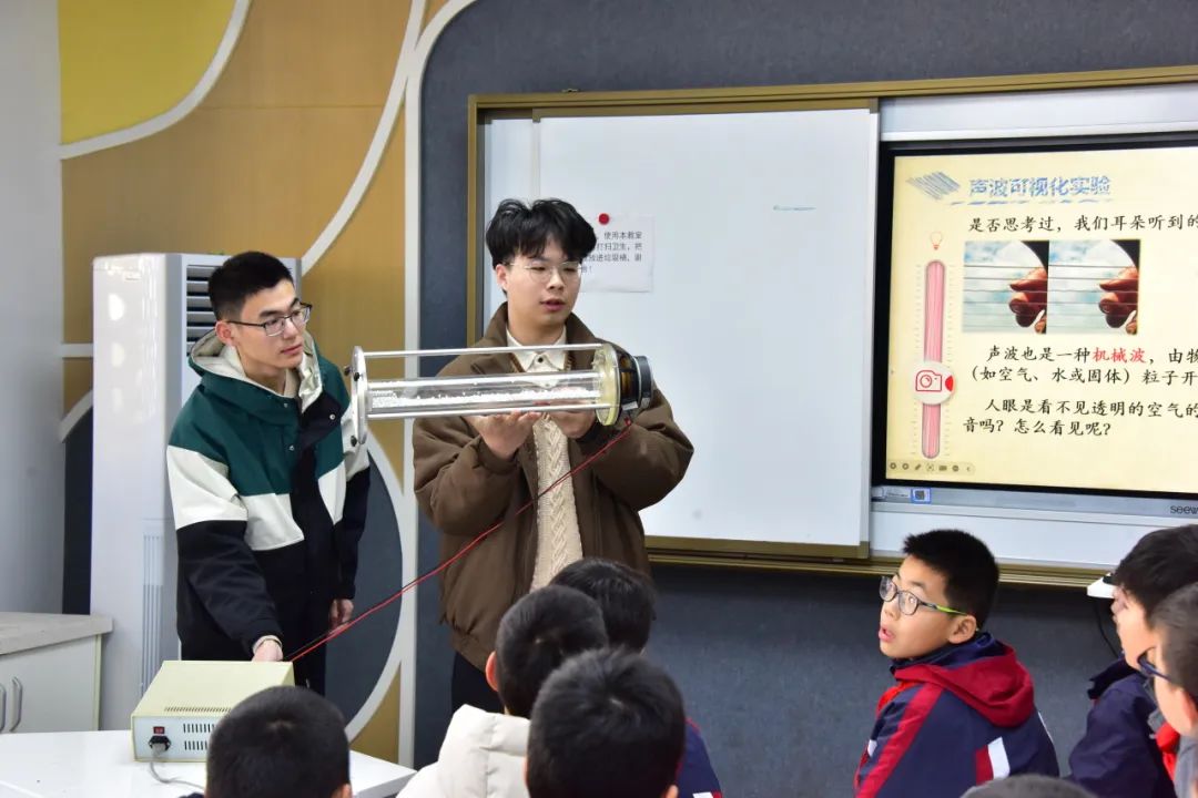 1740540650-11大学生科普合影.jpg