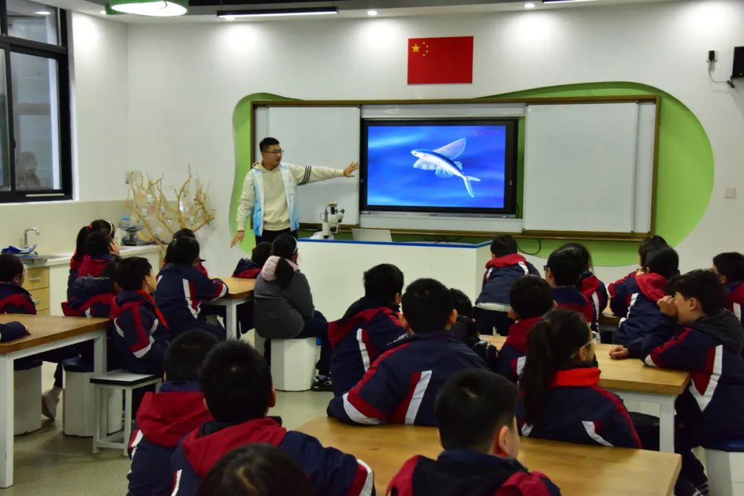 1740540663-12大学生科普合影.jpg