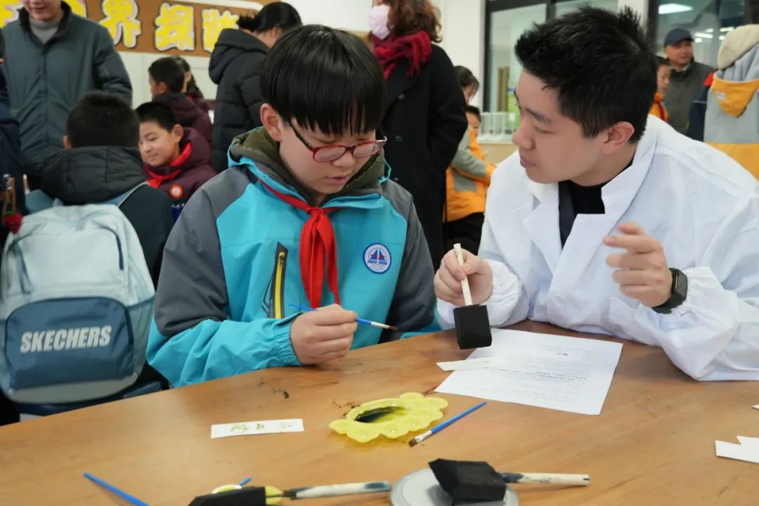 1740540687-13大学生科普合影.jpg
