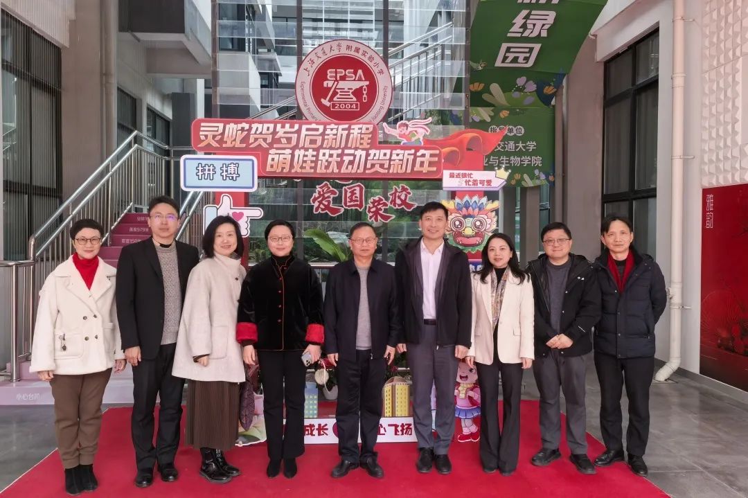 1740540743-15领导最后集体合影.jpg