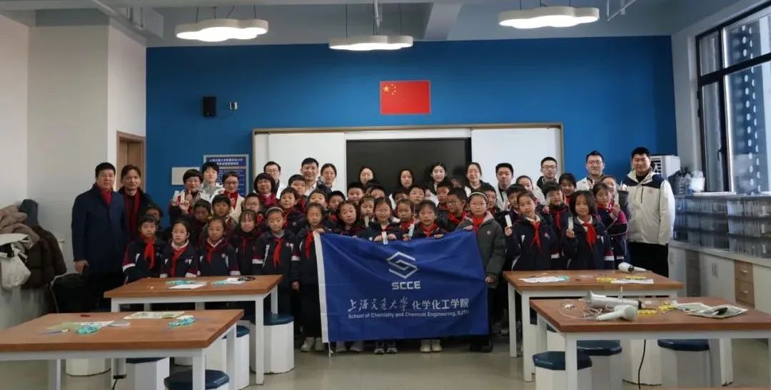 1740540767-16学生和老师集体最后合影.jpg