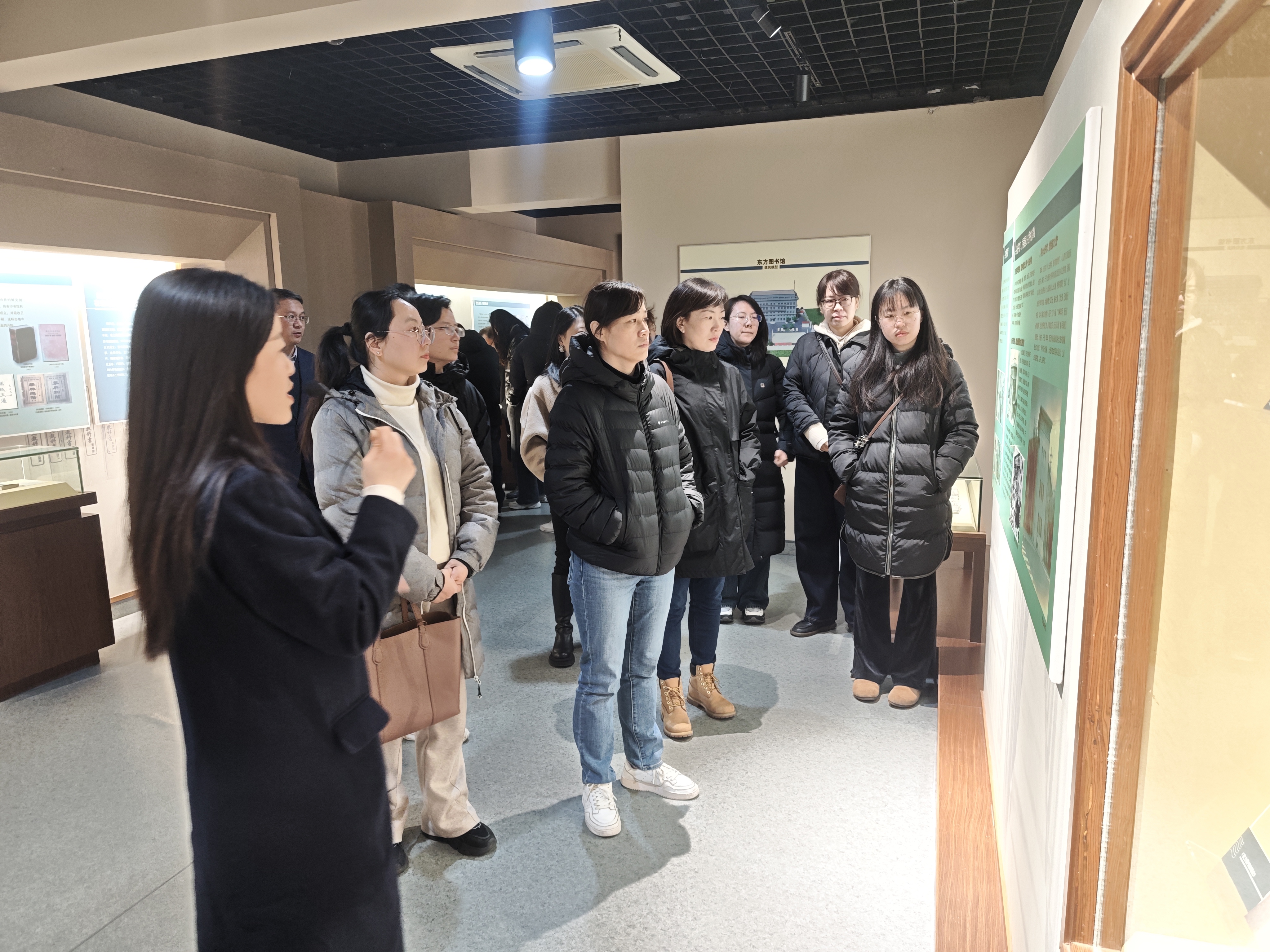 1741311446-2🏌️‍♂️、张元济图书馆参观照.jpg