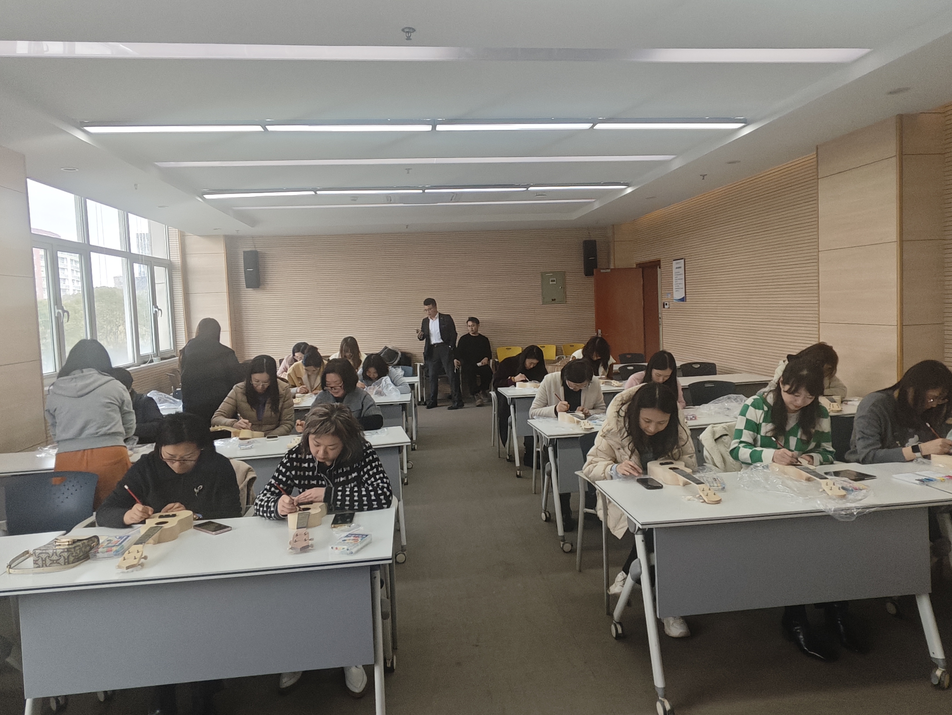 1741343834-尤克里里.jpg